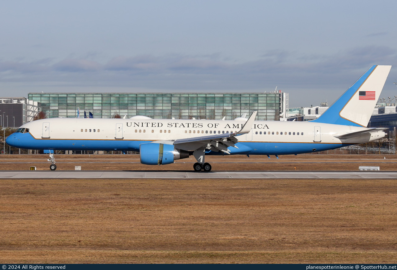 Photo of 99-0004 - Boeing C-32A operated by US Air Force