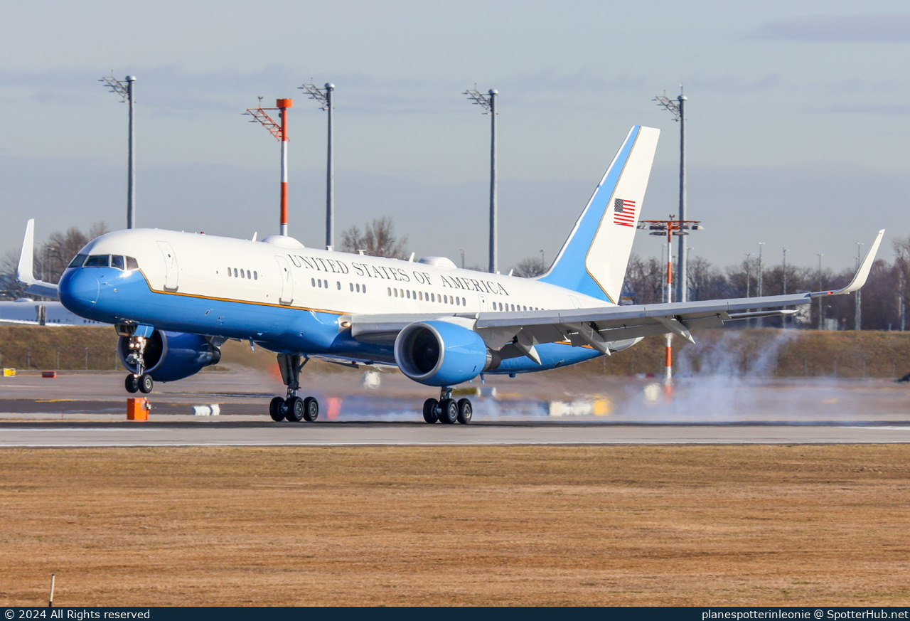 Photo of 99-0003 - Boeing C-32A operated by US Air Force