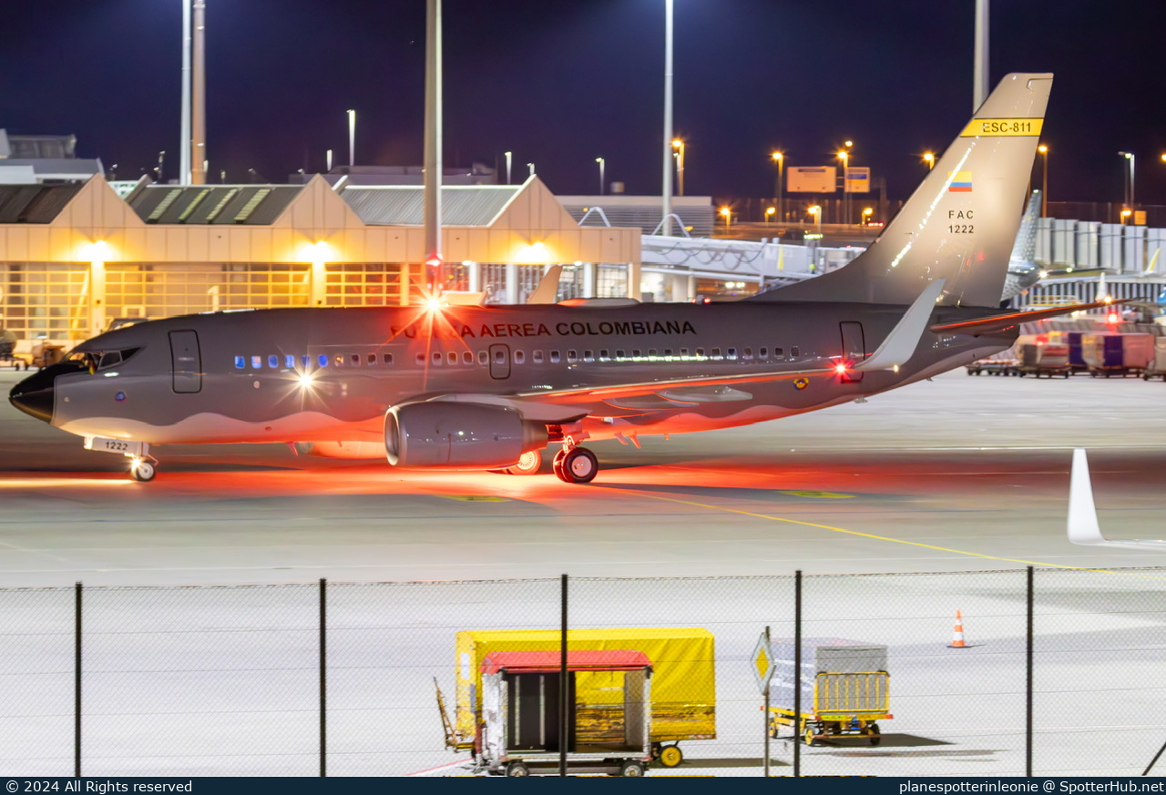 Photo of FAC1222 - Boeing 737-732 operated by Colombian Aerospace Force