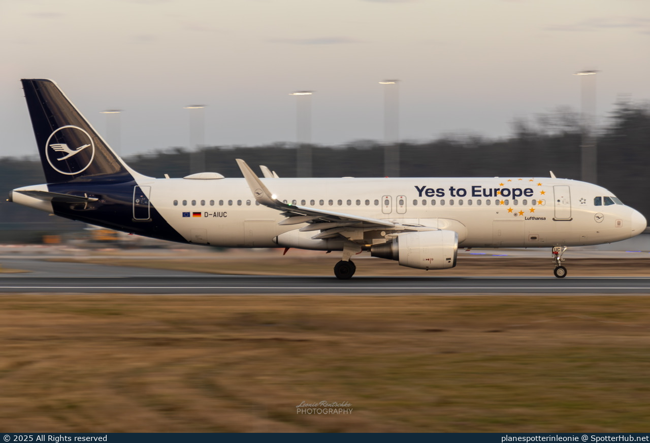 Photo of D-AIUC - Airbus A320-214 operated by Lufthansa
