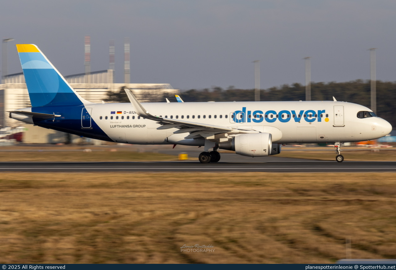 Photo of D-AIUW - Airbus A320-214 operated by Discover Airlines