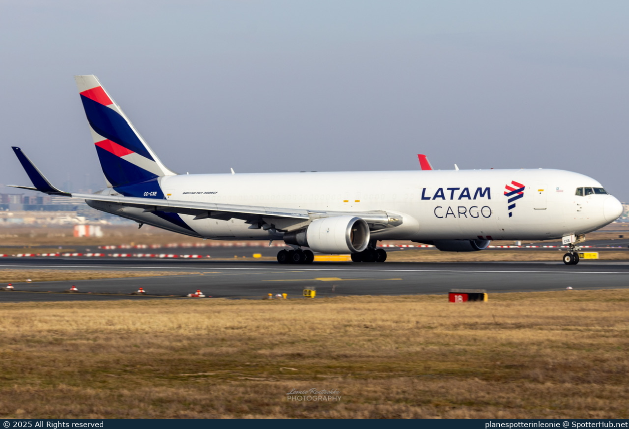 Photo of CC-CXE - Boeing 767-316(ER)(BCF) operated by LATAM Cargo