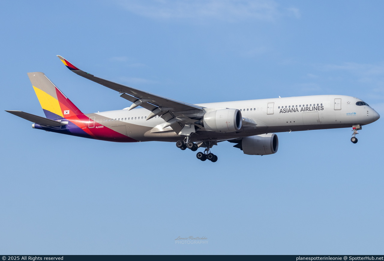 Photo of HL8359 - Airbus A350-941 operated by Asiana Airlines