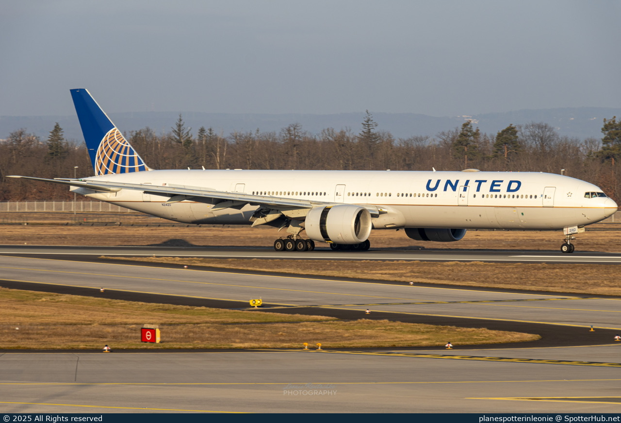 Photo of N2142U - Boeing 777-322(ER) operated by United Airlines