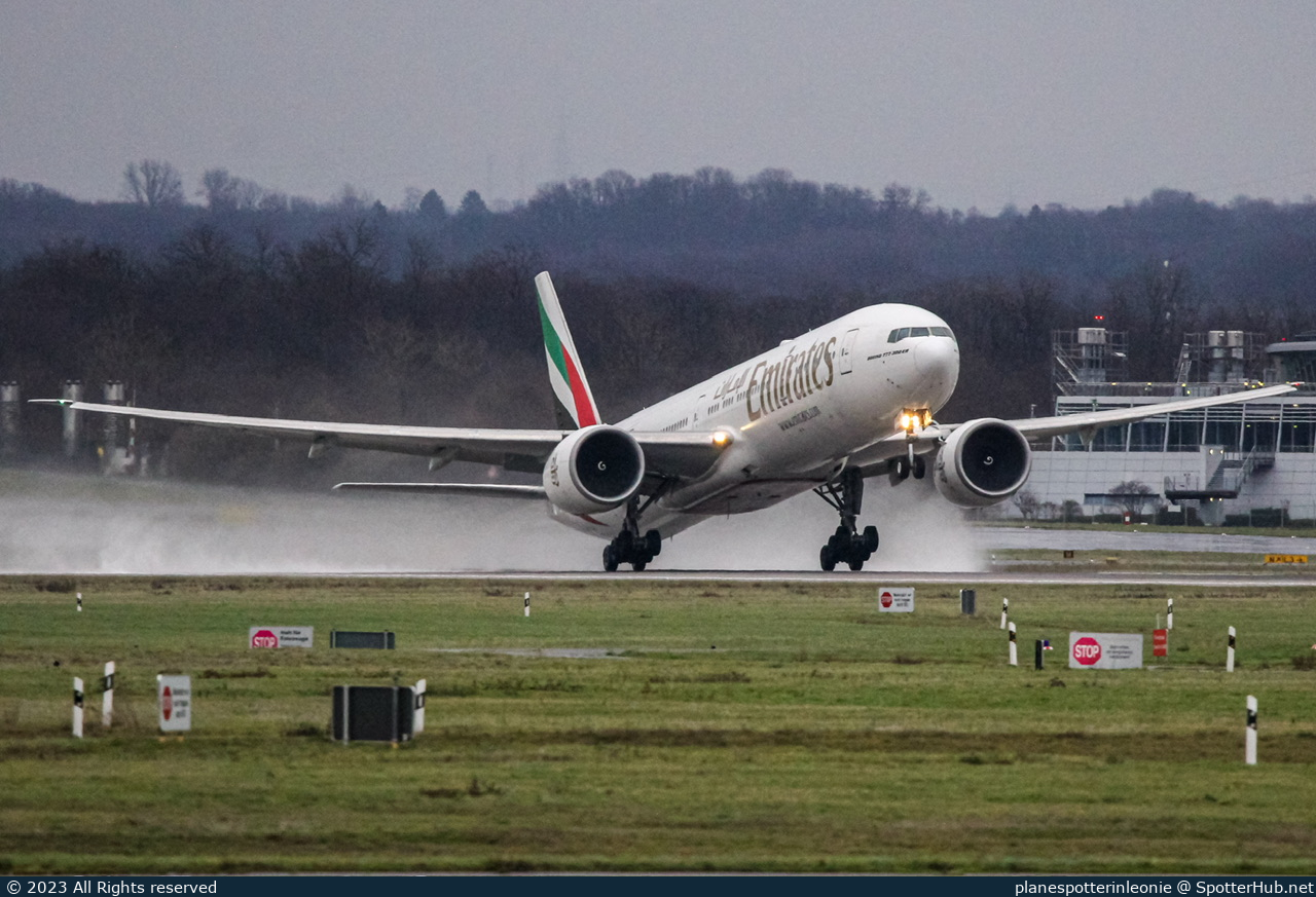Photo of A6-ENX - Boeing 777-31H(ER) operated by Emirates