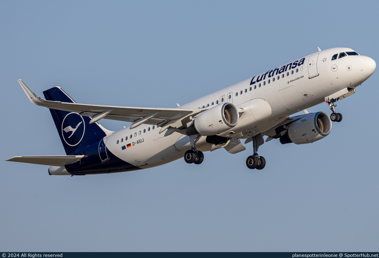 Photo of D-AIUJ - Airbus A320-214 operated by Lufthansa