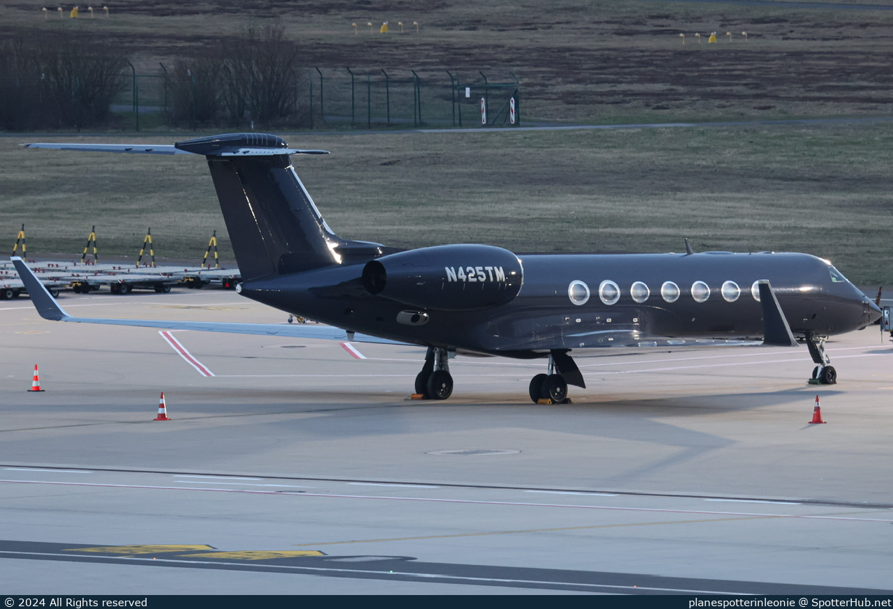 Photo of N425TM - Gulfstream GV-SP (G550) operated by T-Mobile