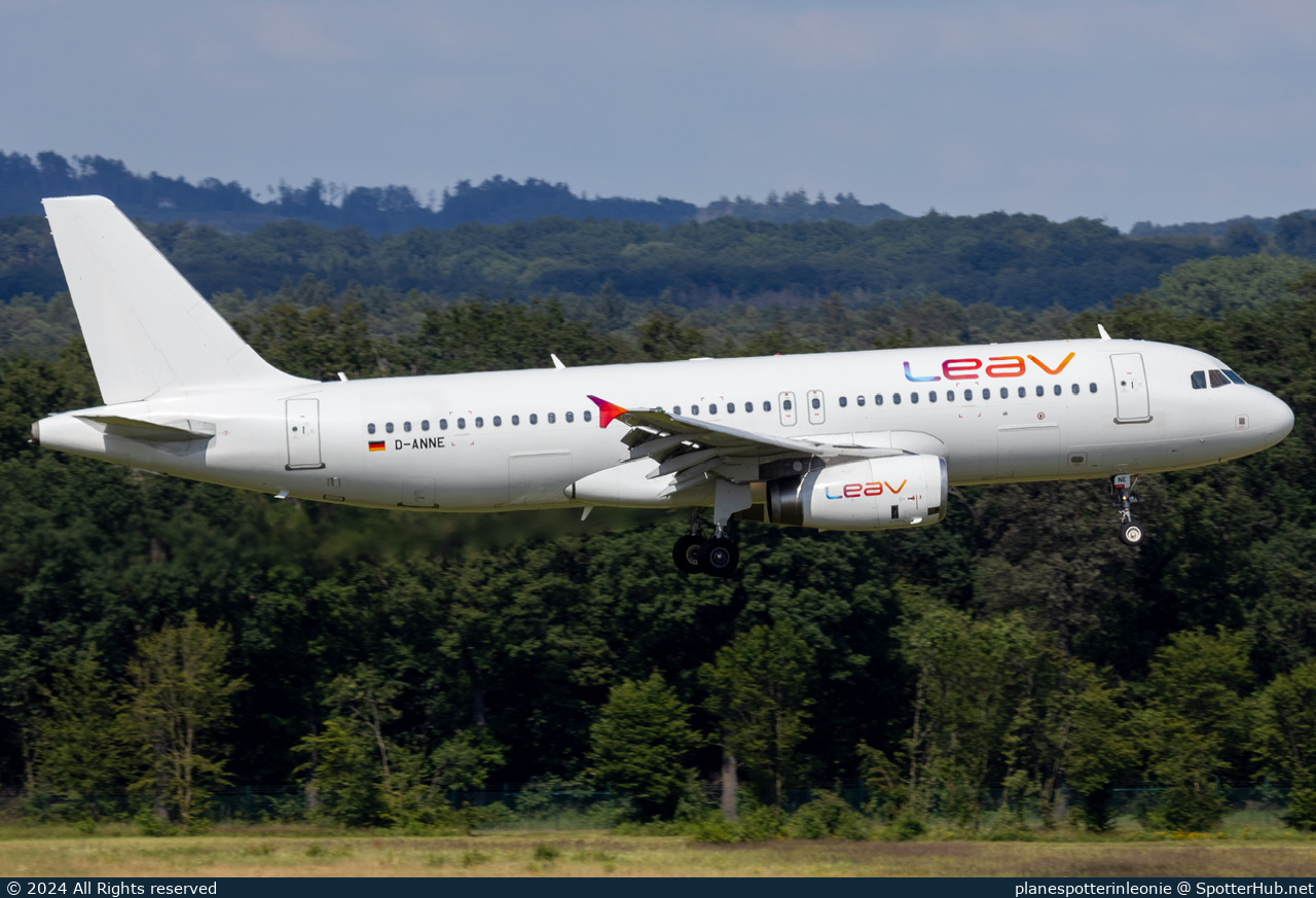 Photo of D-ANNE - Airbus A320-232 operated by LEAV Aviation