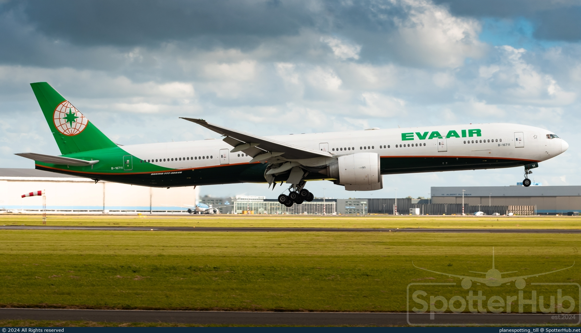 Photo of B-16711 - Boeing 777-35E(ER) operated by EVA Air