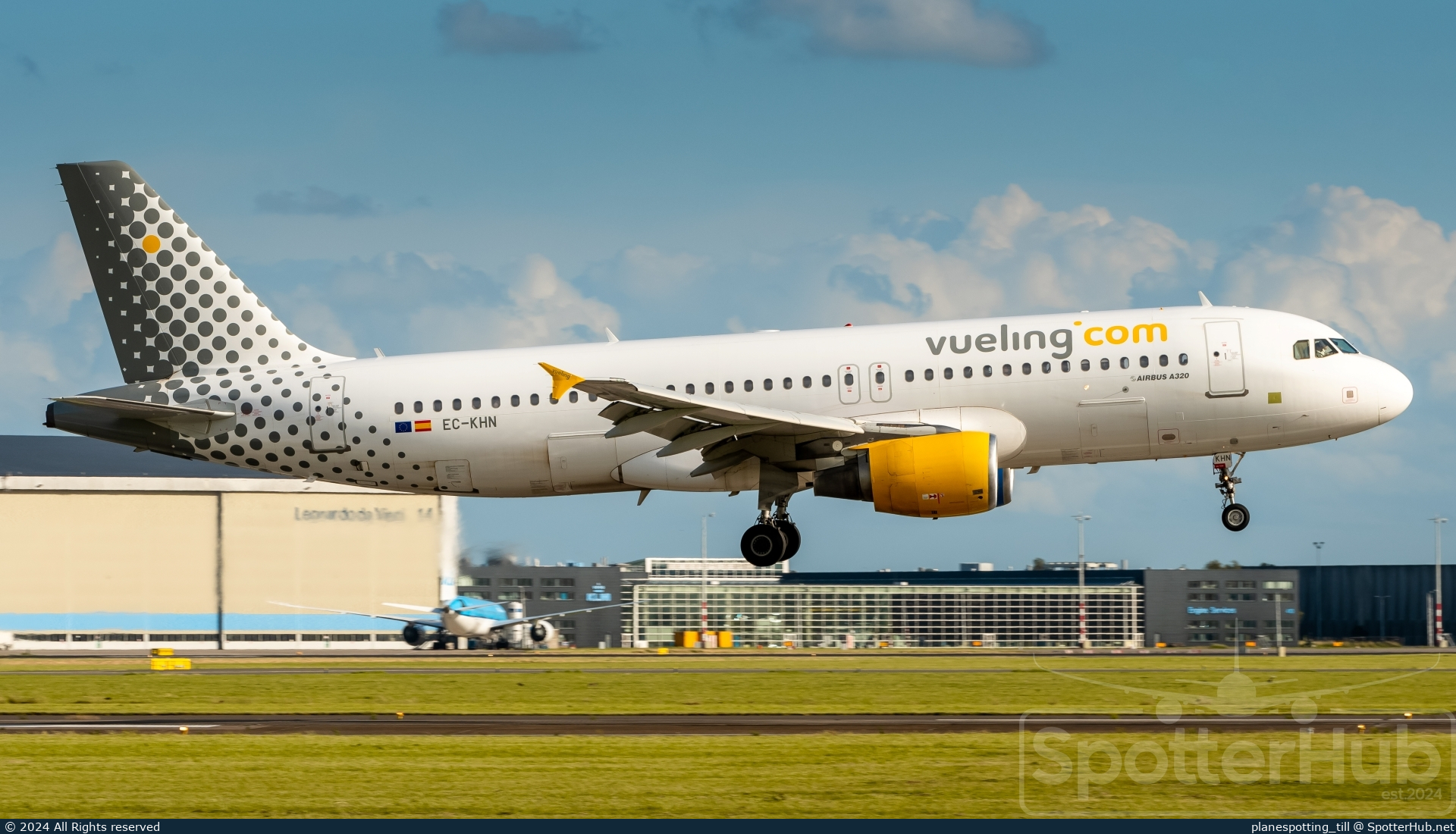 Photo of EC-KHN - Airbus A320-216 operated by Vueling