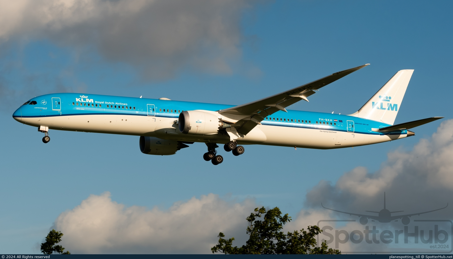 Photo of PH-BKH - Boeing 787-10 Dreamliner operated by KLM Royal Dutch Airlines