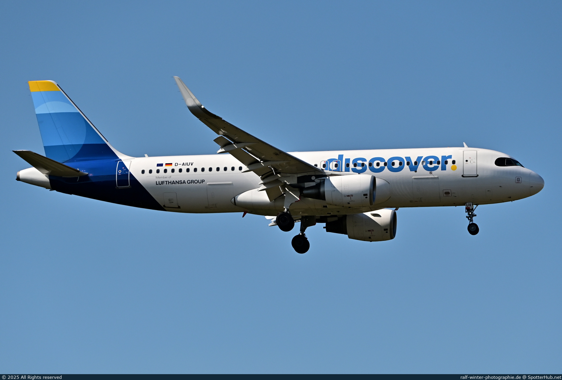 Photo of D-AIUV - Airbus A320-214 operated by Discover Airlines