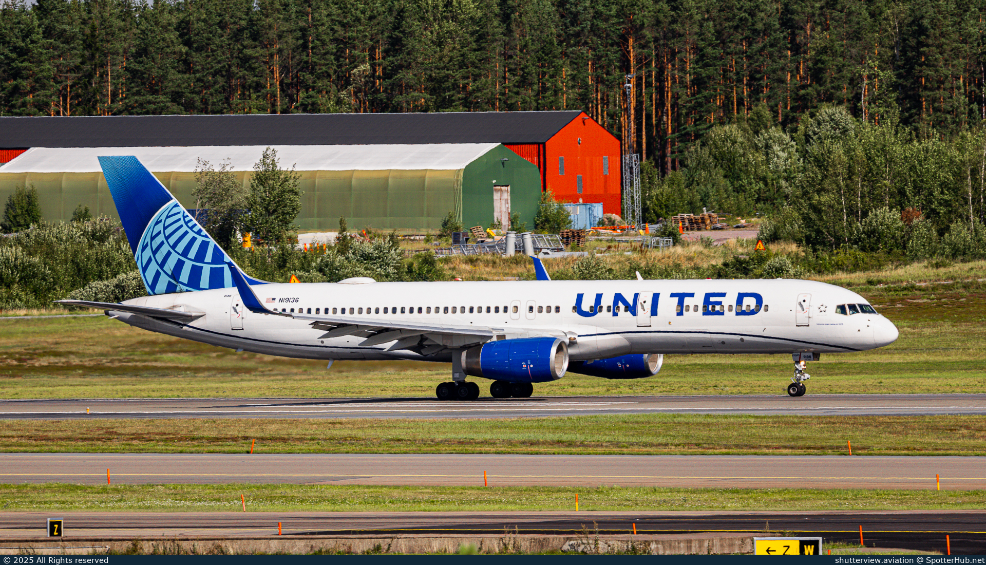 Photo of N19136 - Boeing 757-224 operated by United Airlines