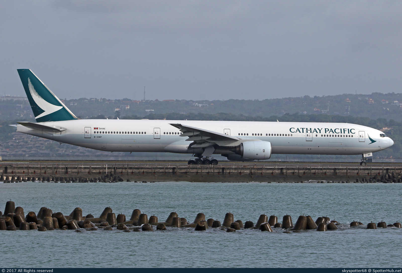 Photo of B-HNP - Boeing 777-367 operated by Cathay Pacific Airways