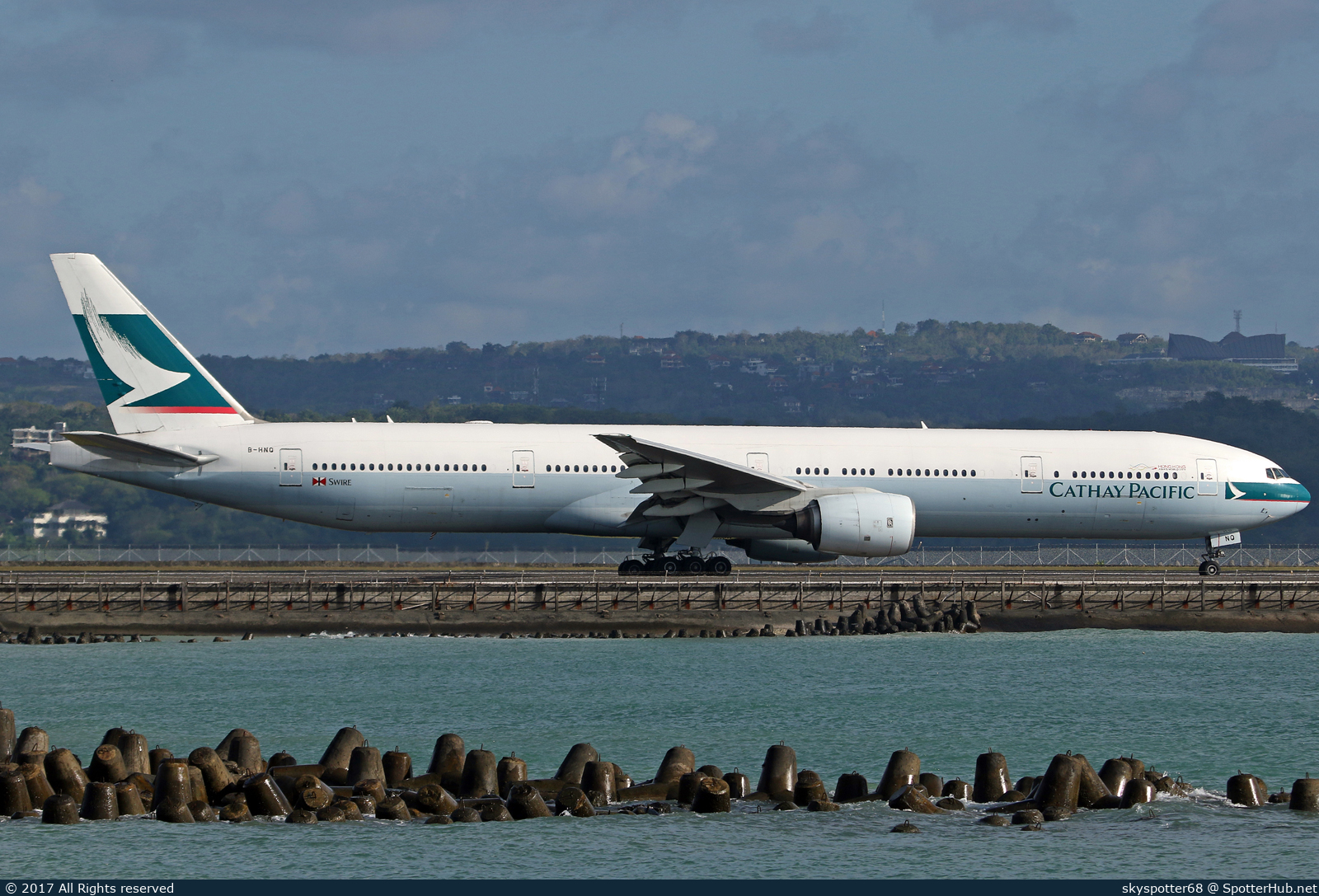 Photo of B-HNQ - Boeing 777-367 operated by Cathay Pacific Airways