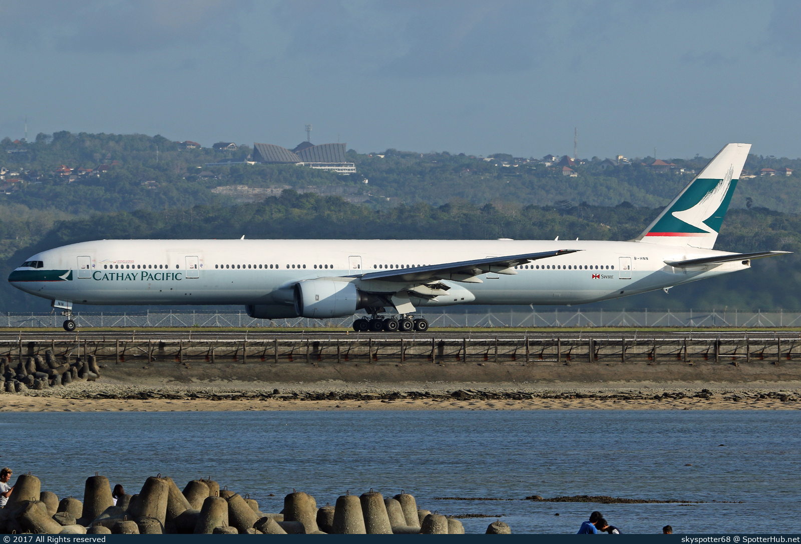 Photo of B-HNN - Boeing 777-367 operated by Cathay Pacific Airways