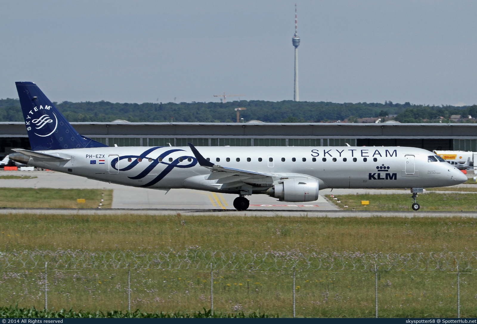 Photo of PH-EZX - Embraer ERJ-190STD operated by KLM Cityhopper