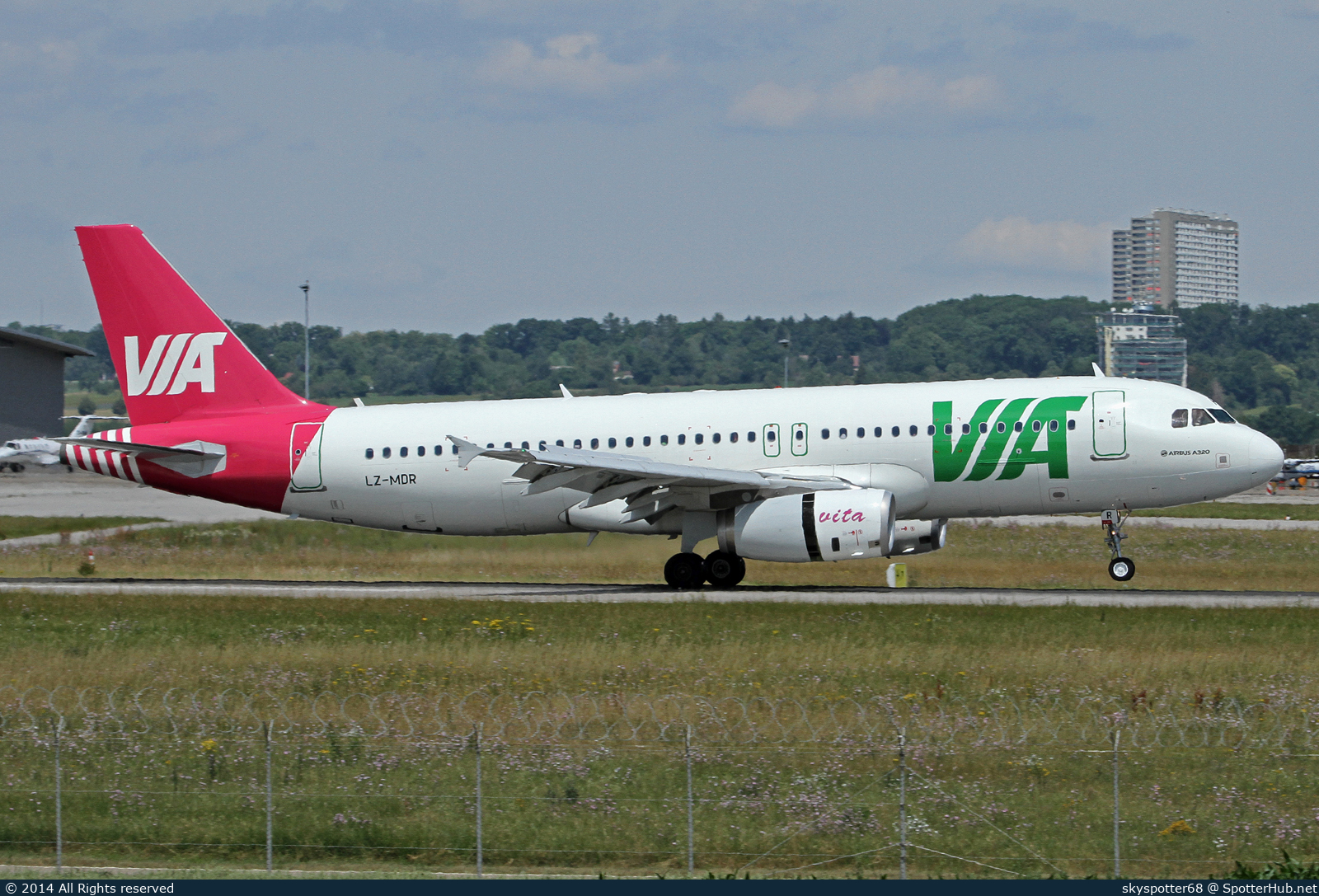 Photo of LZ-MDR - Airbus A320-232 operated by Air Via