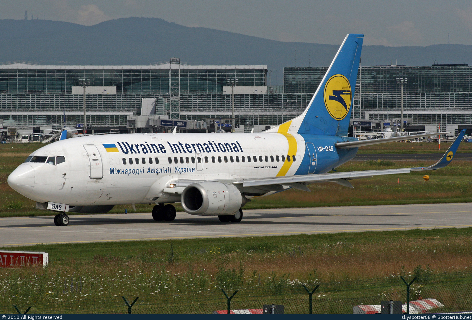Photo of UR-GAS - Boeing 737-528 operated by Ukraine International Airlines