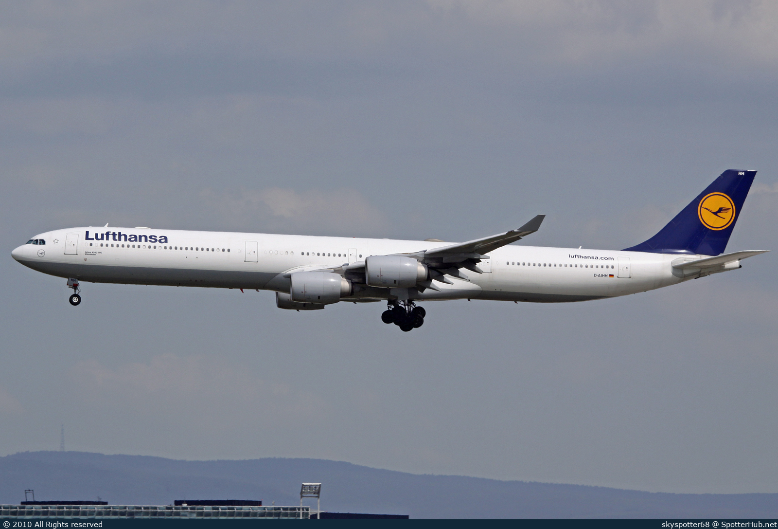 Photo of D-AIHH - Airbus A340-642 operated by Lufthansa
