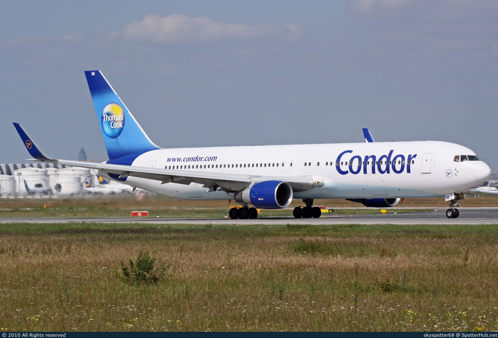 Photo of D-ABUE - Boeing 767-330(ER) operated by Condor