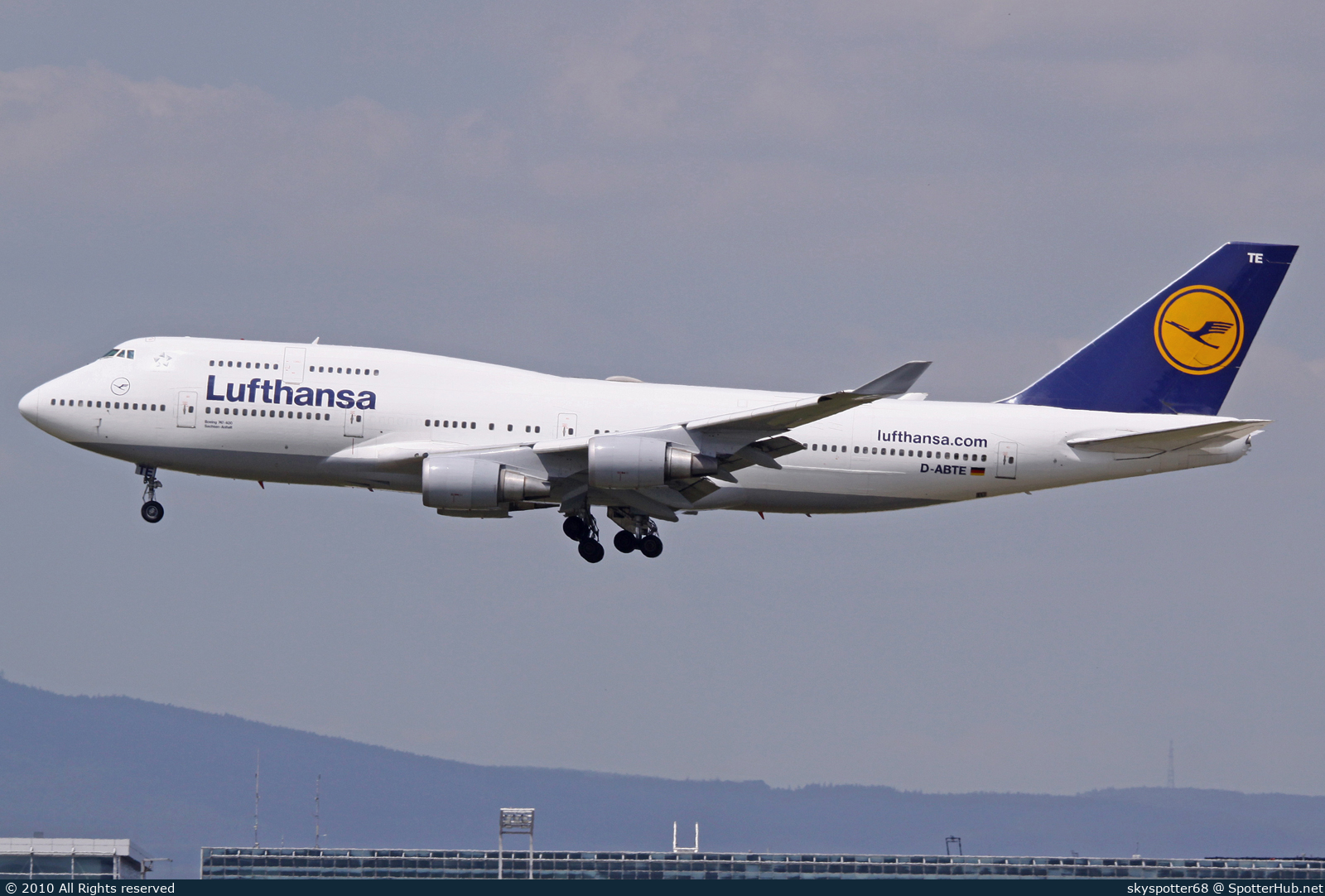 Photo of D-ABTE - Boeing 747-430(M) operated by Lufthansa