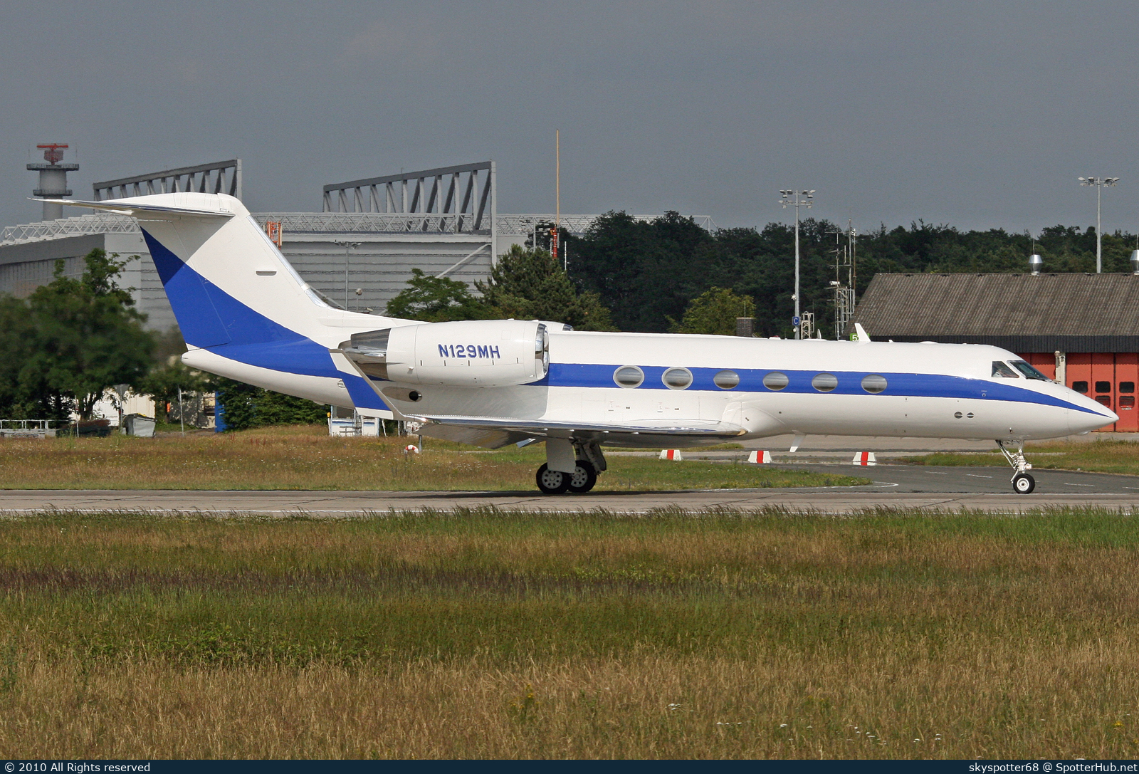 Photo of N129MH - Gulfstream GIV-SP (G300) operated by Executive Jet Management