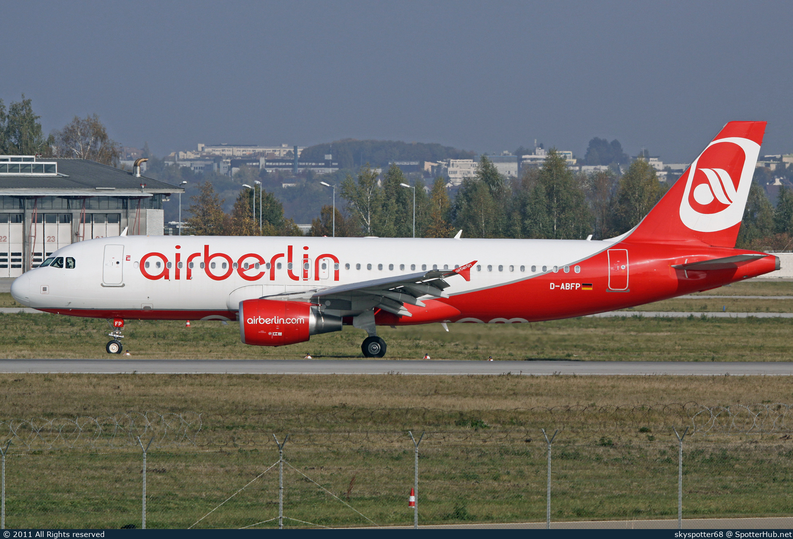Photo of D-ABFP - Airbus A320-214 operated by Air Berlin