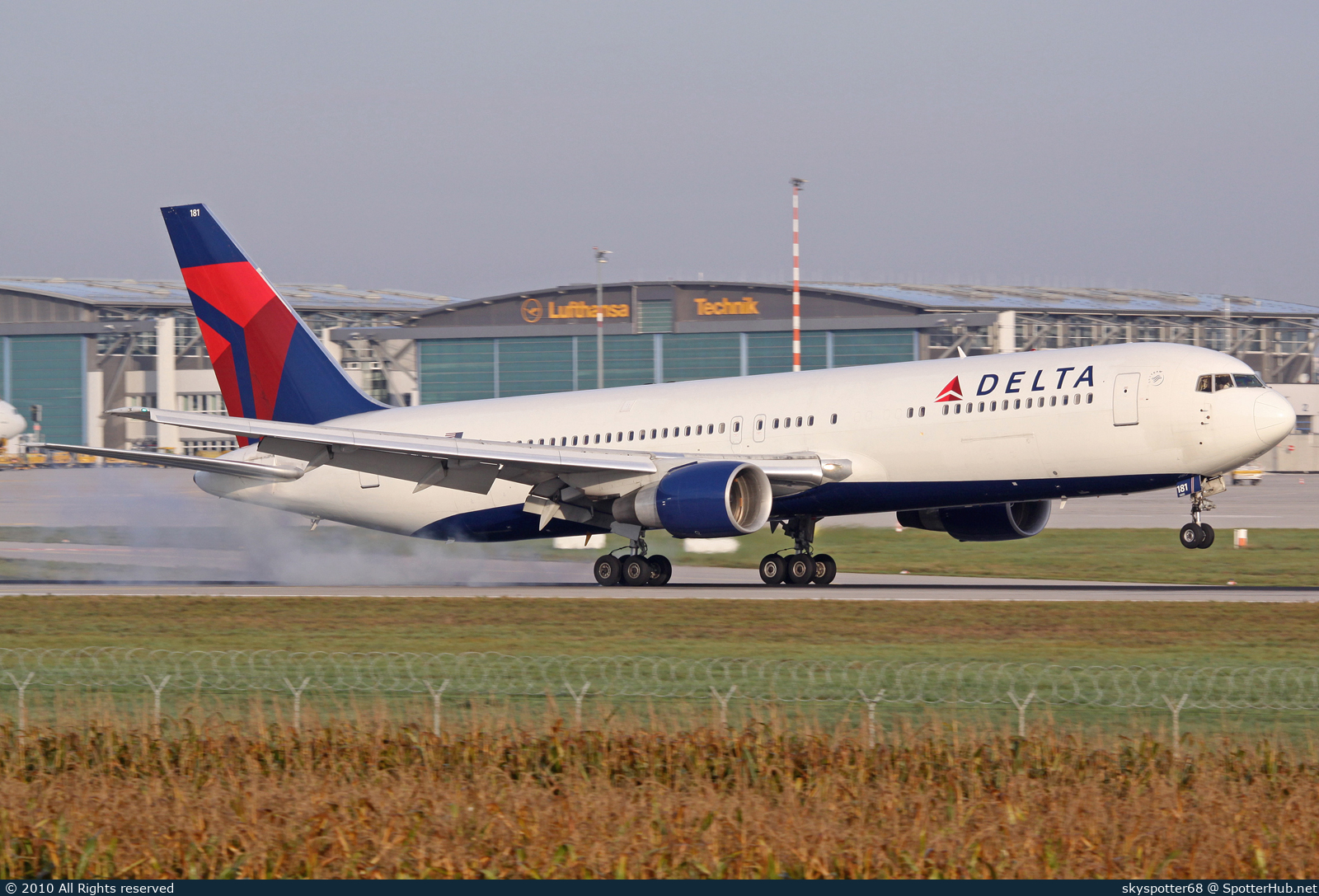 Photo of N181DN - Boeing 767-332(ER) operated by Delta Air Lines