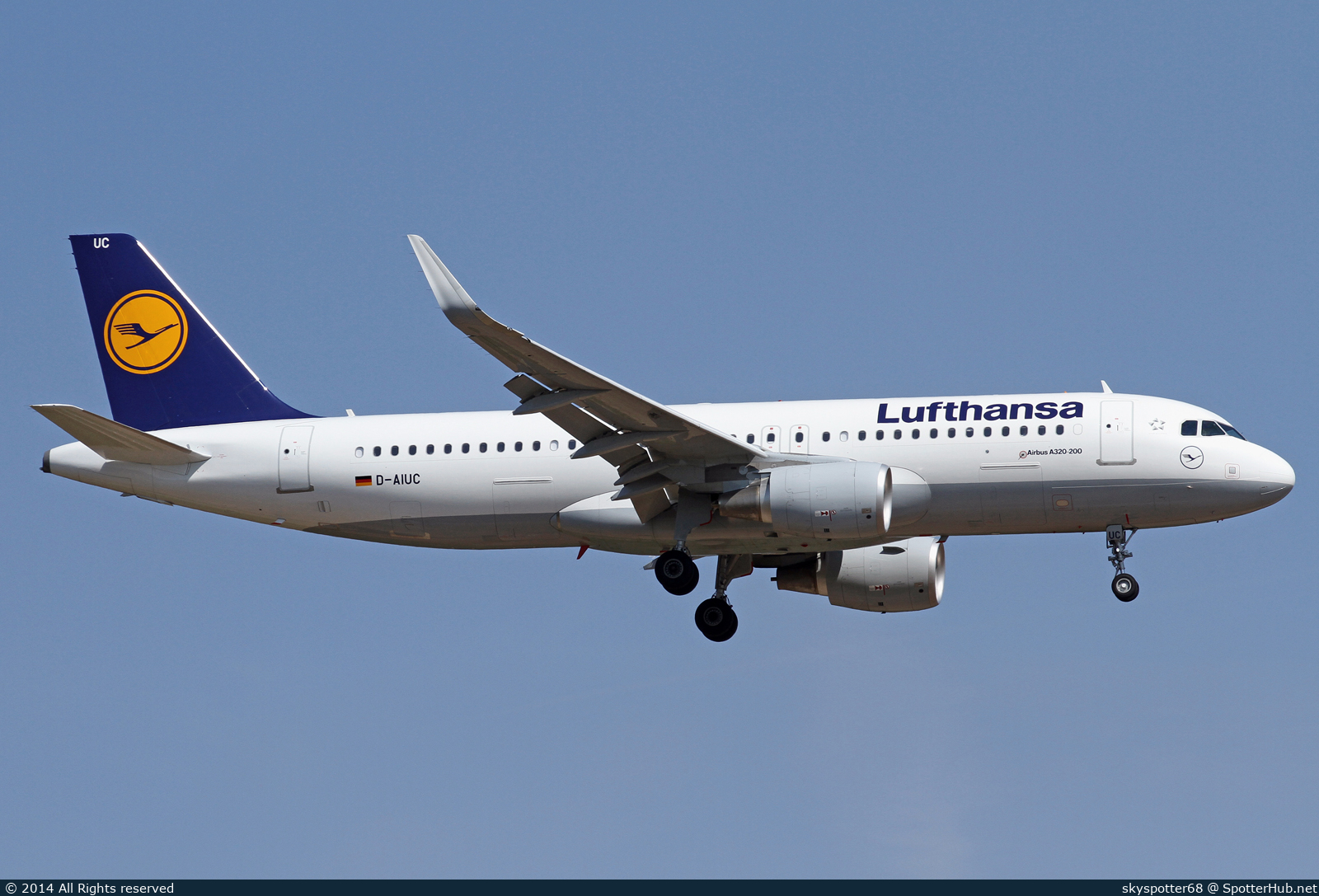 Photo of D-AIUC - Airbus A320-214 operated by Lufthansa