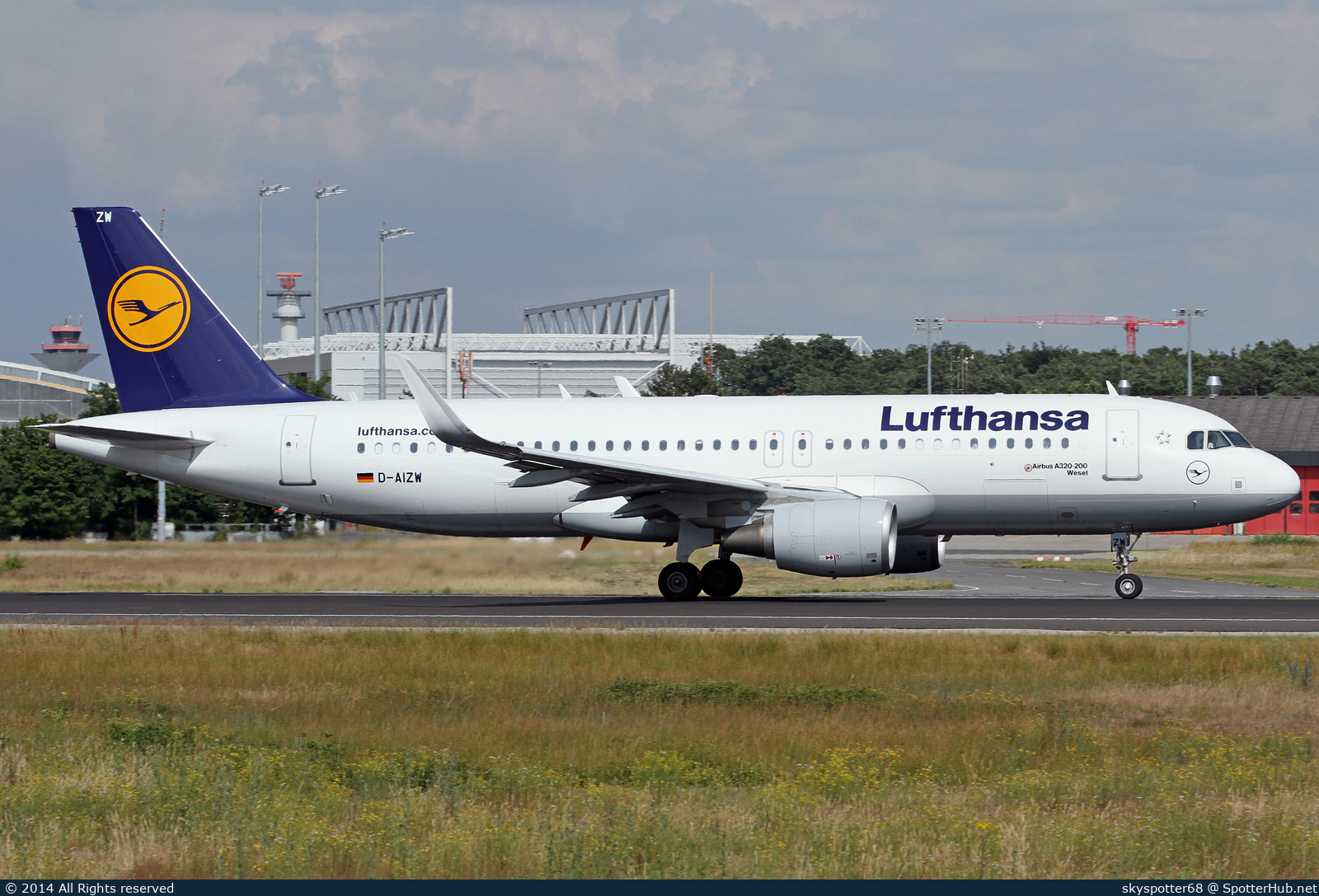 Photo of D-AIZW - Airbus A320-214 operated by Lufthansa