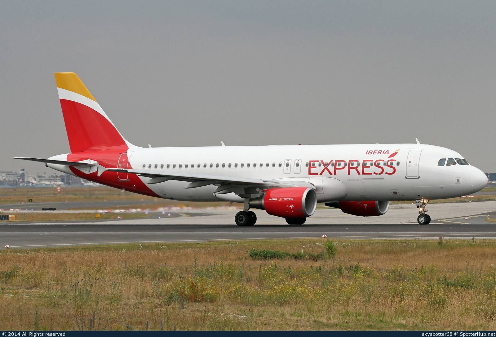 Photo of EC-LUS - Airbus A320-216 operated by Iberia Express