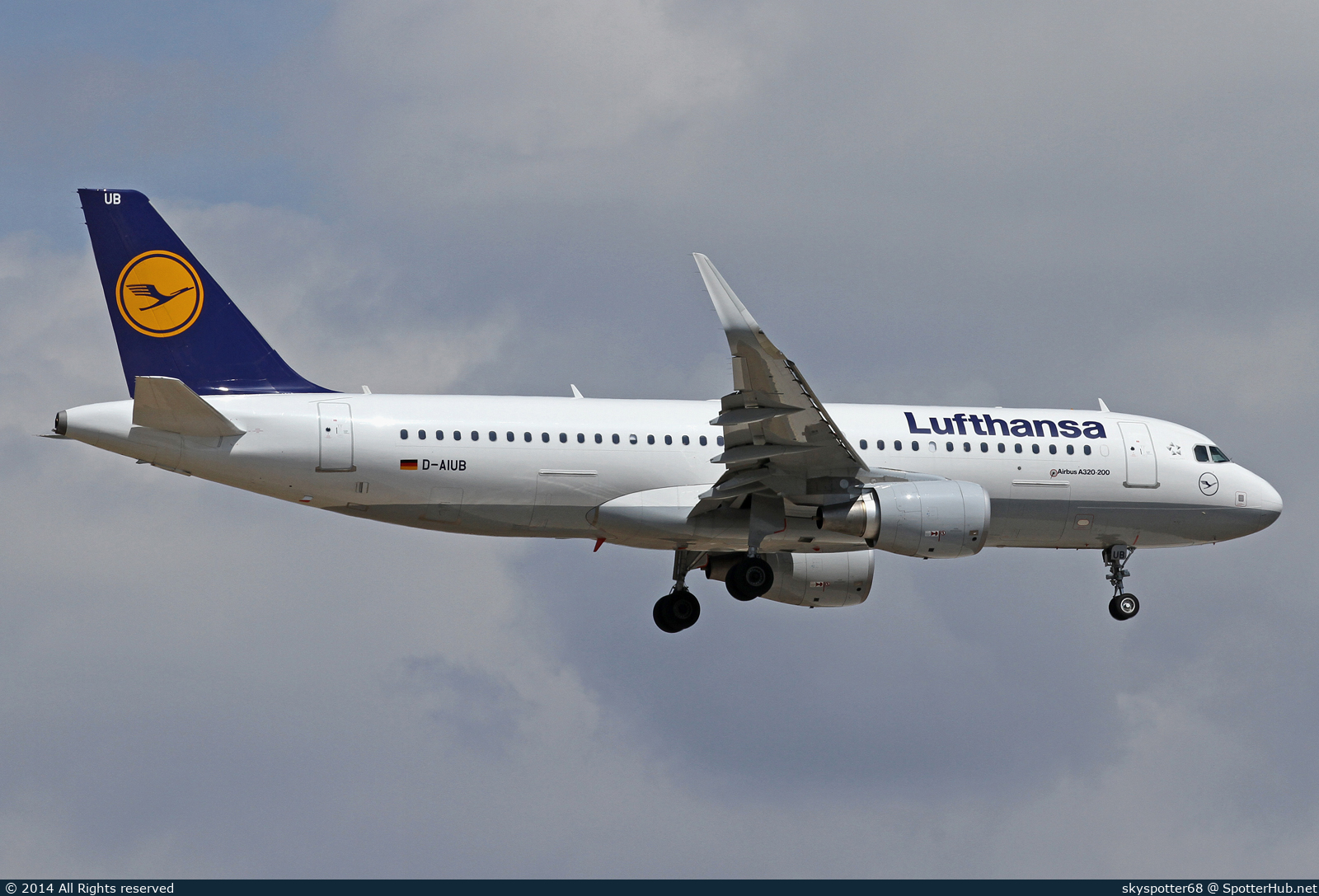 Photo of D-AIUB - Airbus A320-214 operated by Lufthansa