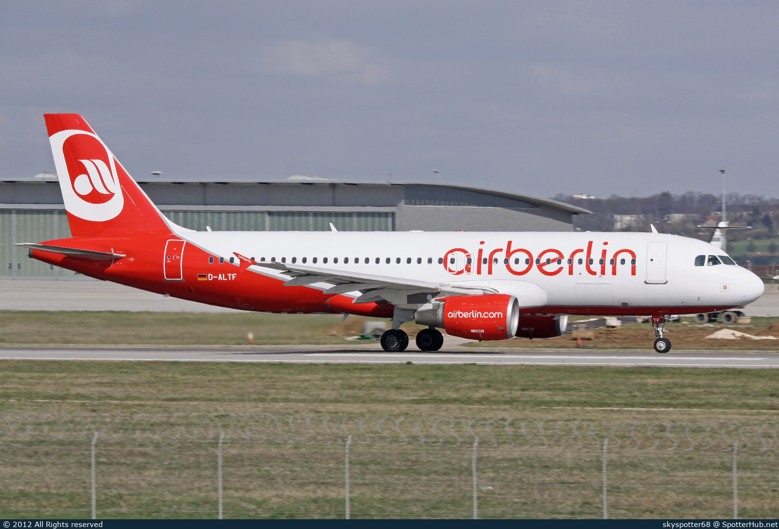 Photo of D-ALTF - Airbus A320-214 operated by Air Berlin