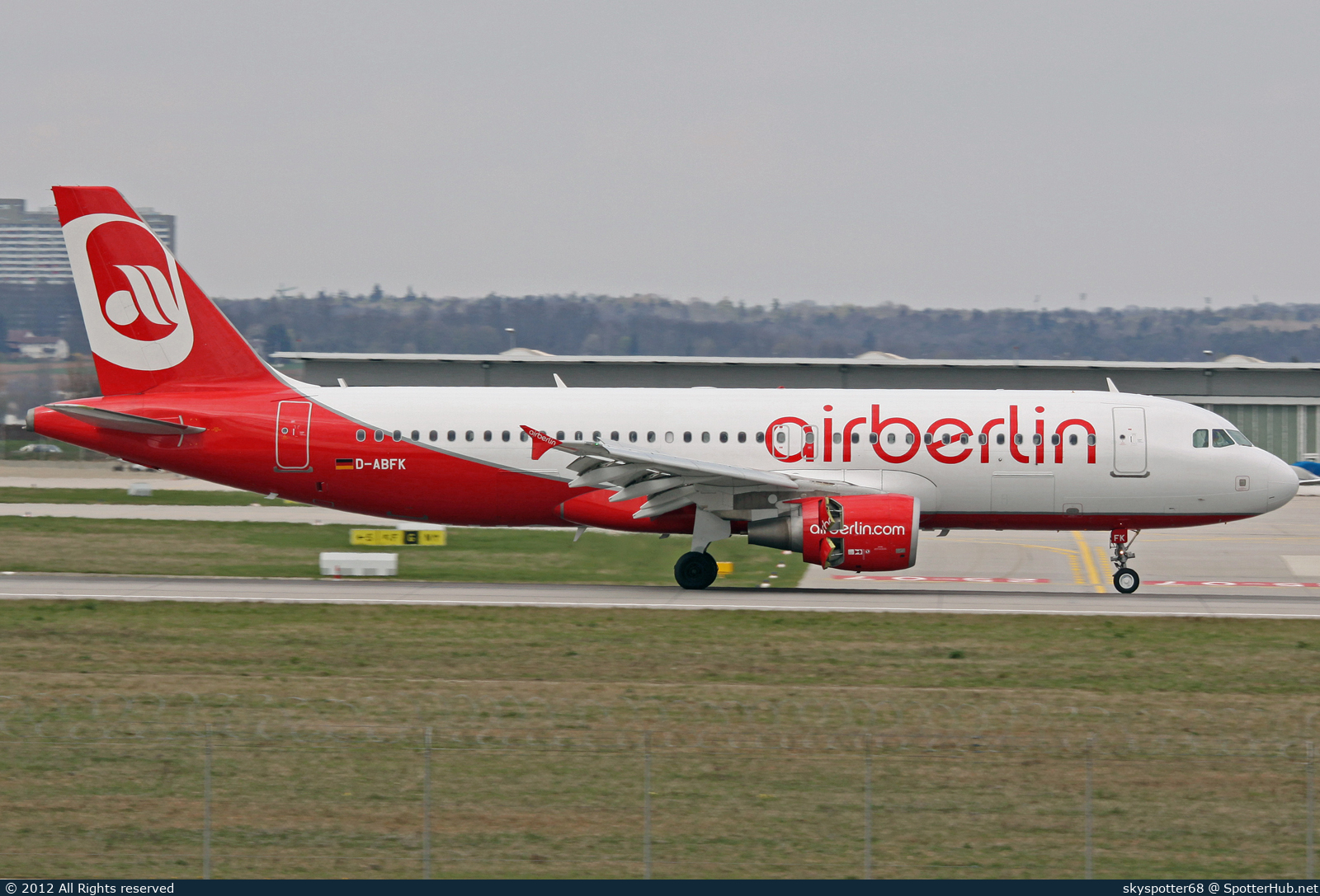 Photo of D-ABFK - Airbus A320-214 operated by Air Berlin