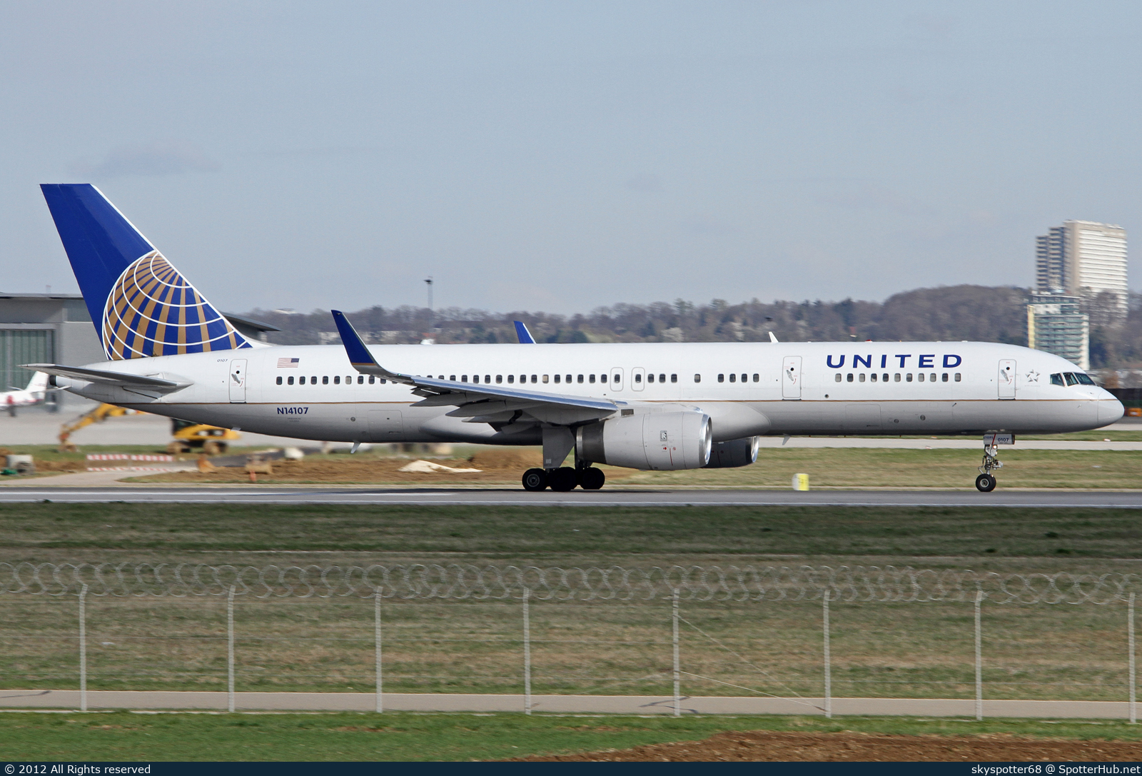 Photo of N14107 - Boeing 757-224 operated by United Airlines