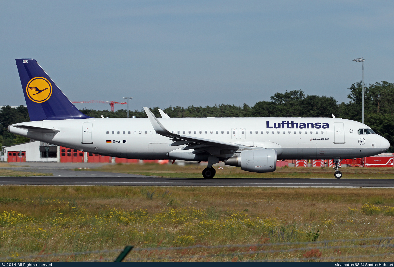 Photo of D-AIUB - Airbus A320-214 operated by Lufthansa