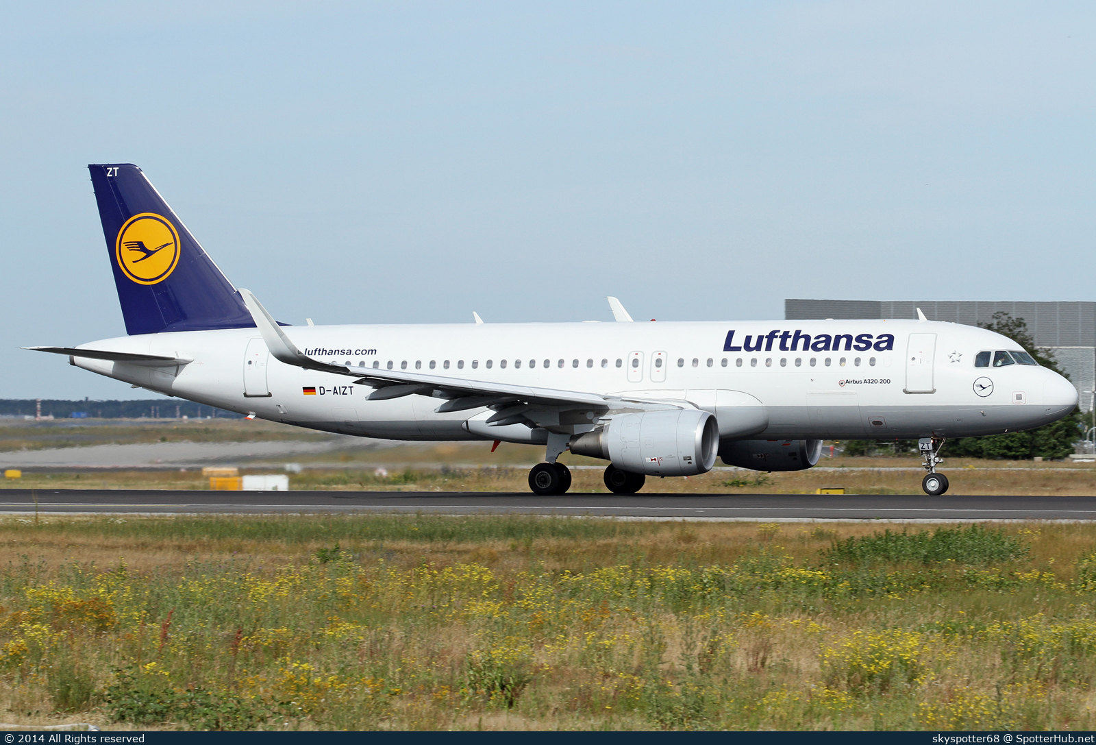 Photo of D-AIZT - Airbus A320-214 operated by Lufthansa