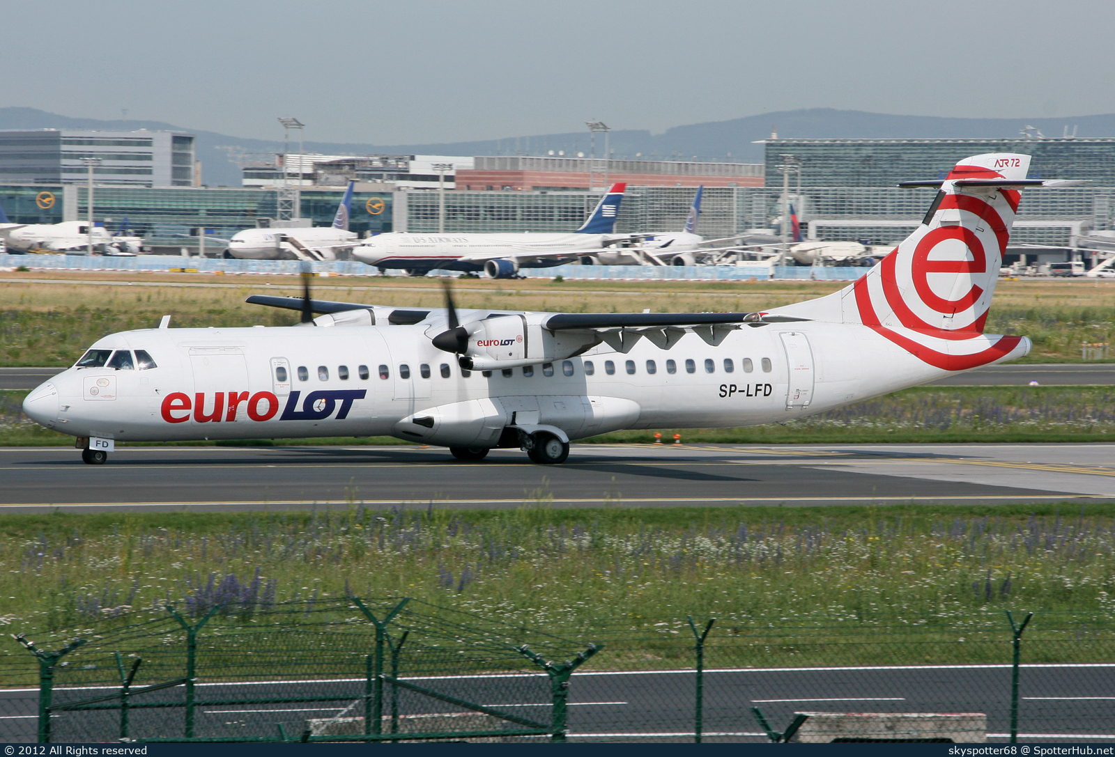 Photo of SP-LFD - ATR 72-202 operated by euroLOT