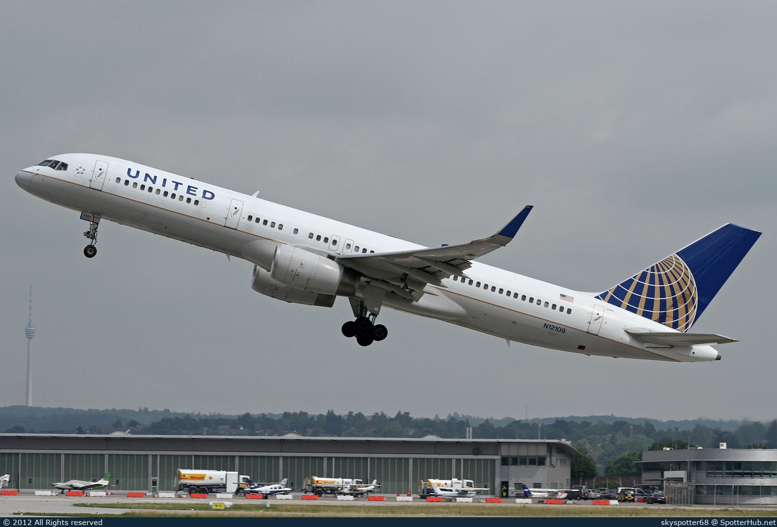 Photo of N12109 - Boeing 757-224 operated by United Airlines