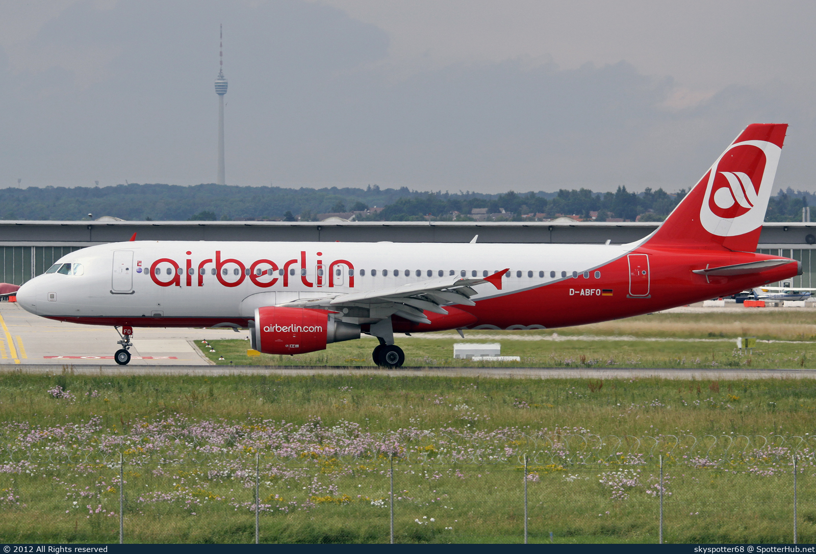 Photo of D-ABFO - Airbus A320-214 operated by Air Berlin