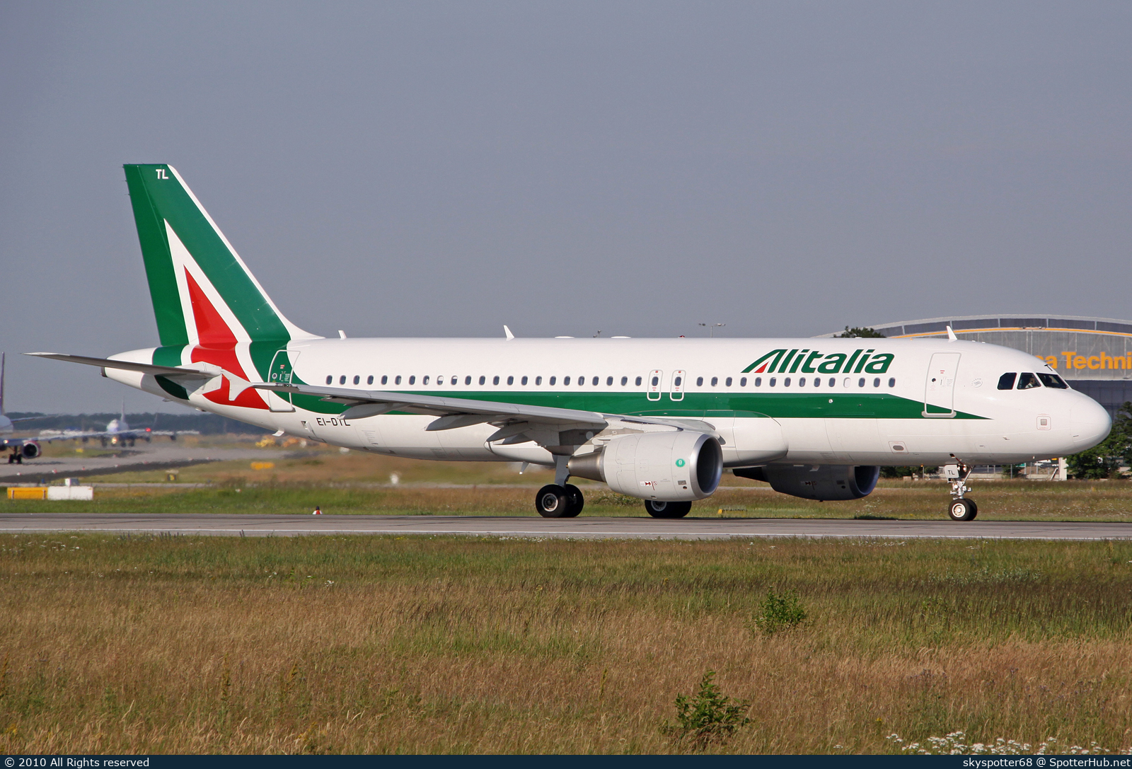Photo of EI-DTL - Airbus A320-216 operated by Alitalia