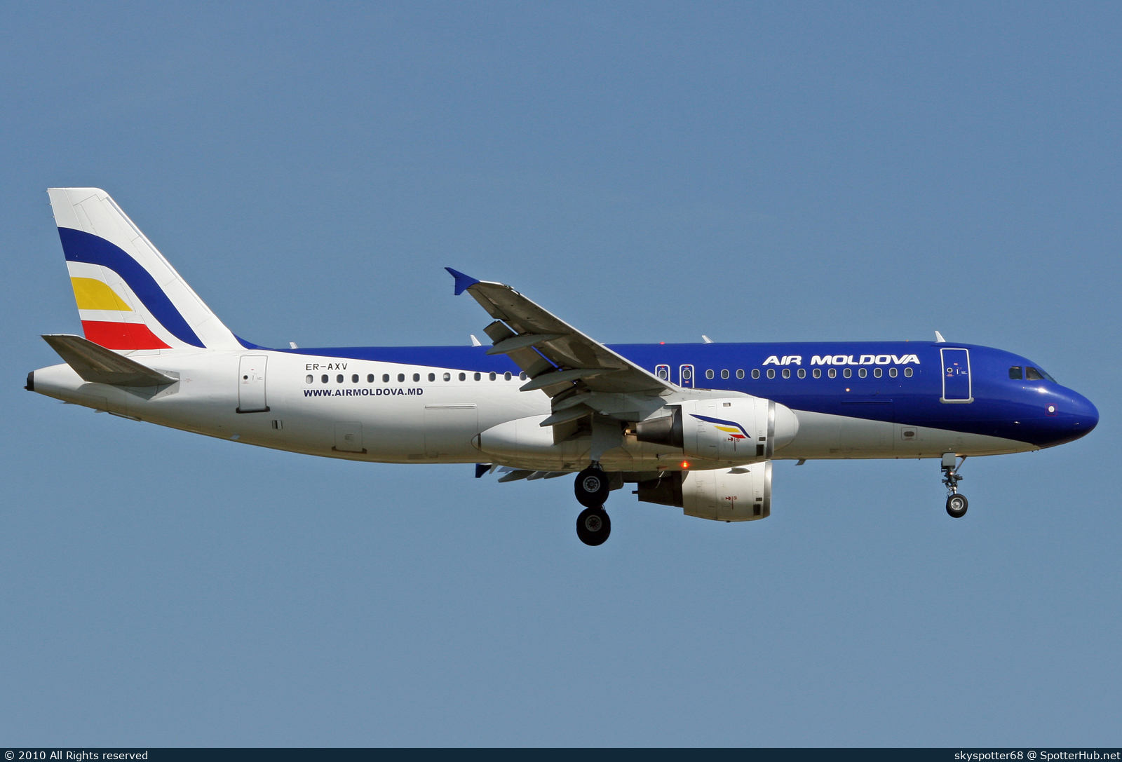 Photo of ER-AXV - Airbus A320-211 operated by Air Moldova