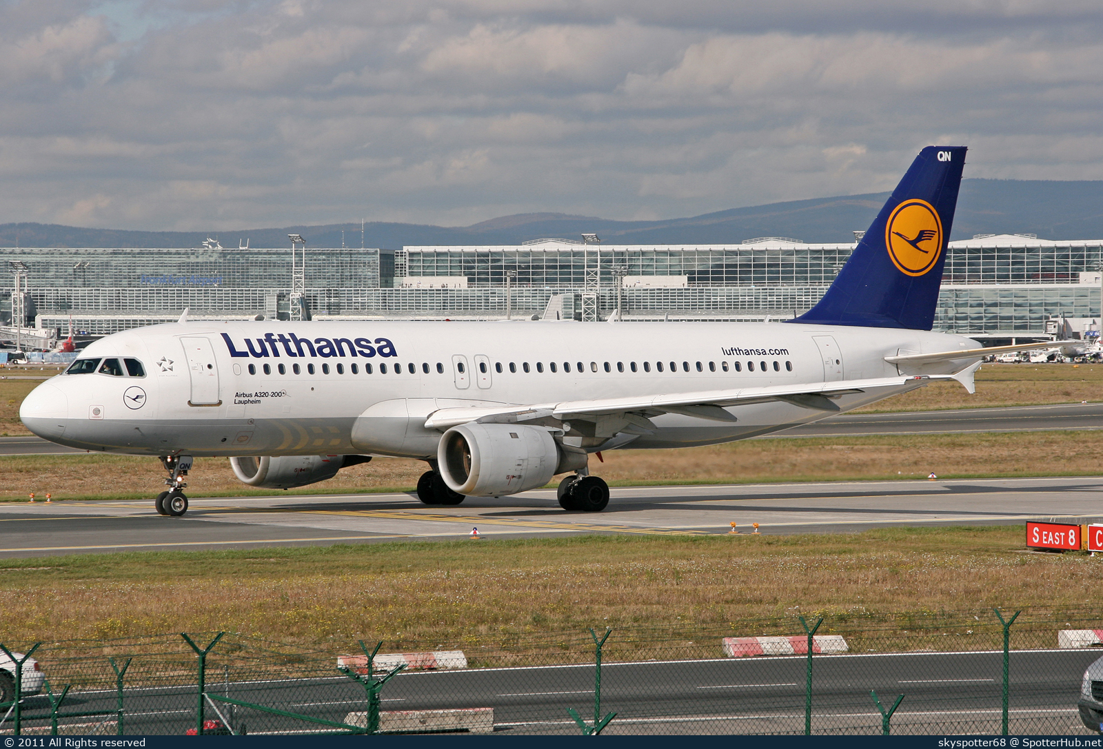 Photo of D-AIQN - Airbus A320-211 operated by Lufthansa