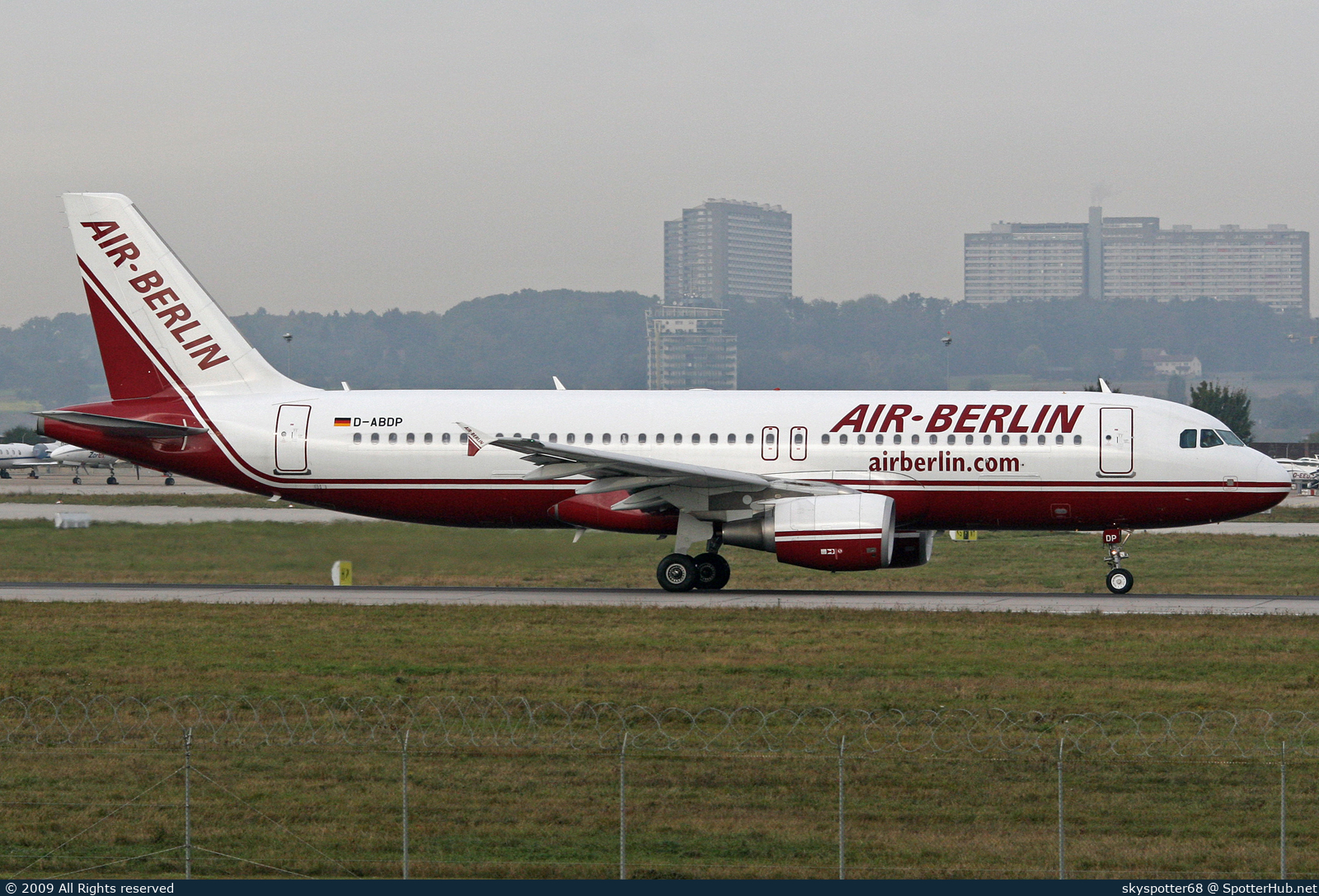 Photo of D-ABDP - Airbus A320-214 operated by Air Berlin
