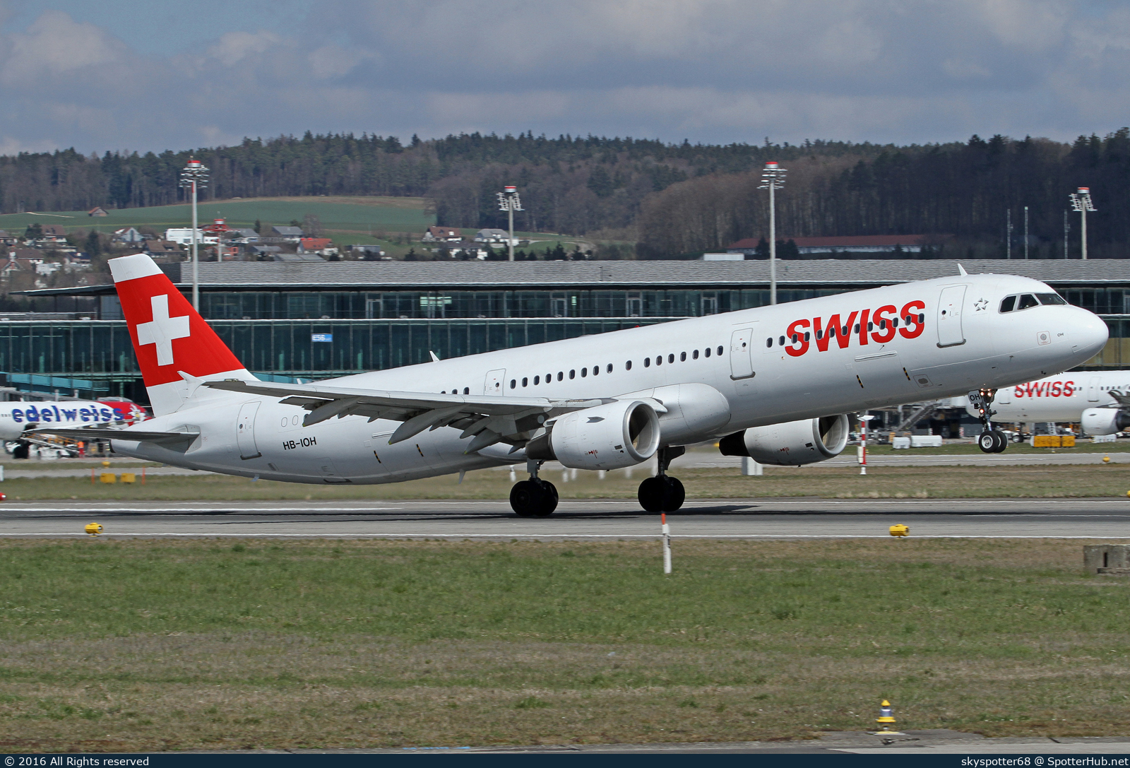 Photo of HB-IOH - Airbus A321-111 operated by Swiss International Air Lines