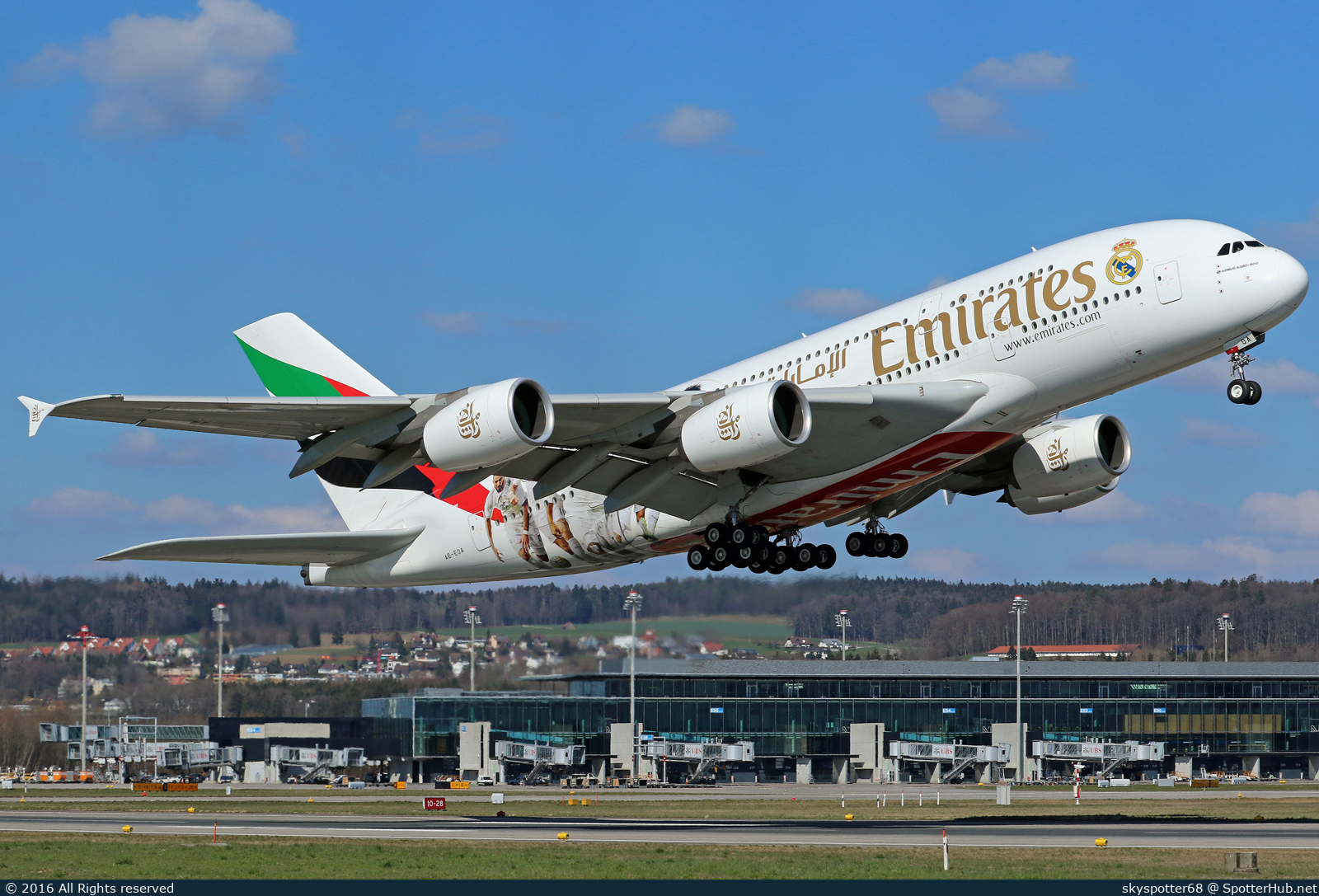 Photo of A6-EOA - Airbus A380-861 operated by Emirates