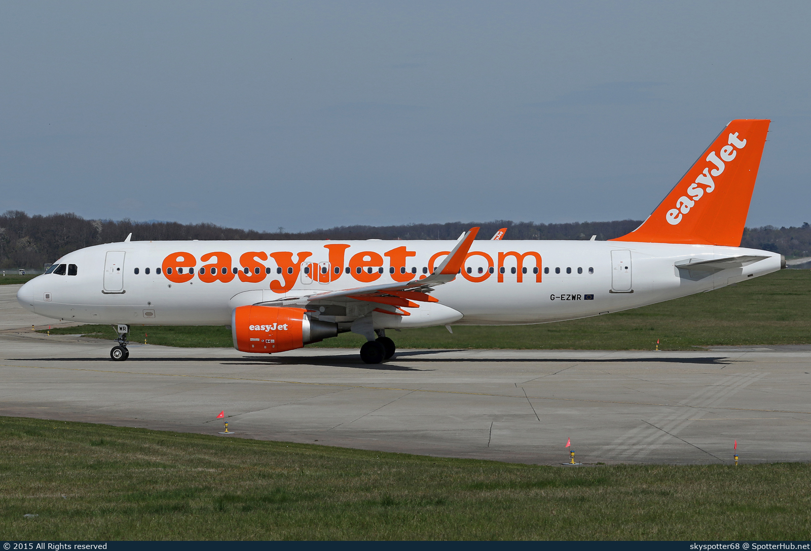 Photo of G-EZWR - Airbus A320-214 operated by easyJet