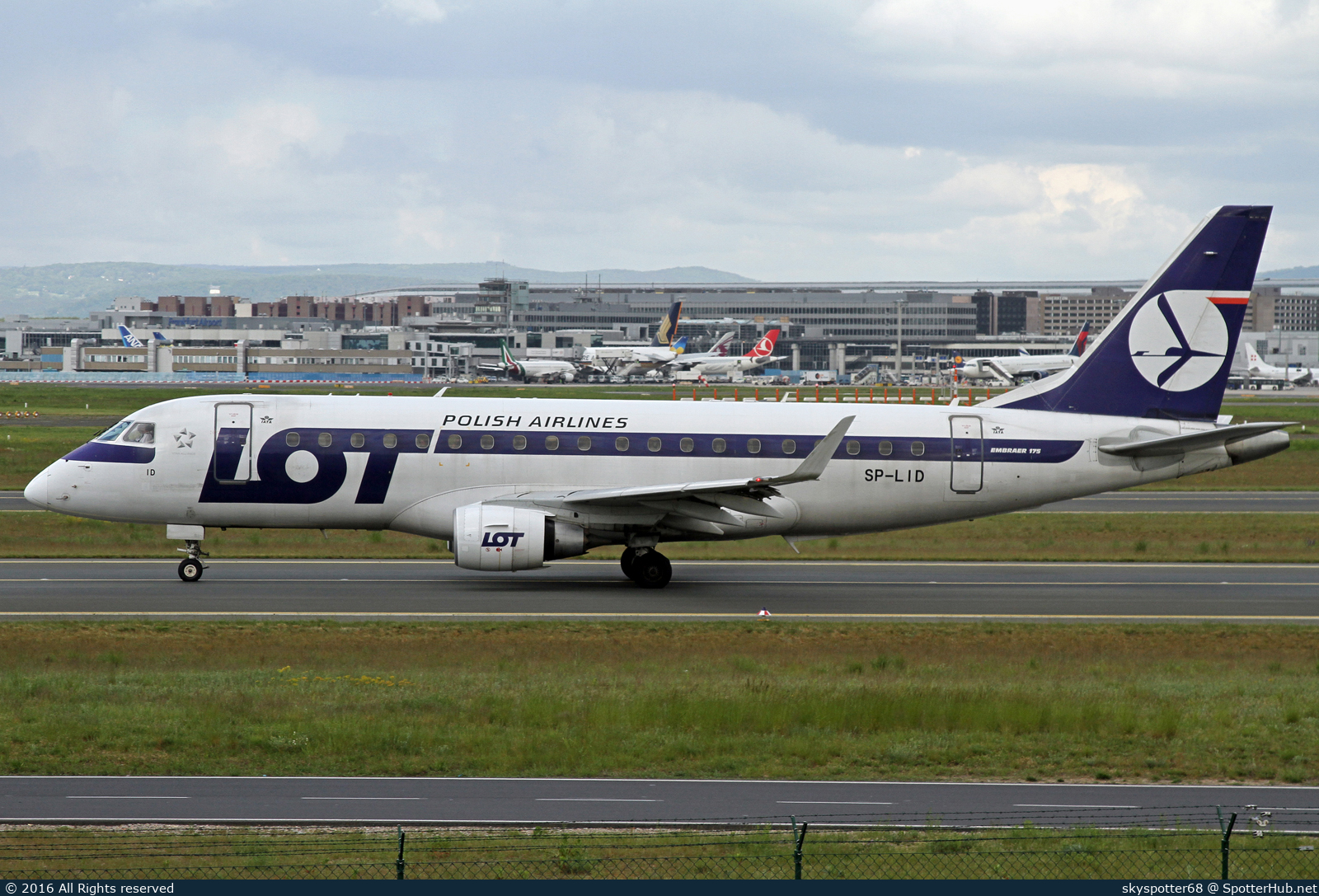 Photo of SP-LID - Embraer ERJ-175STD operated by LOT Polish Airlines