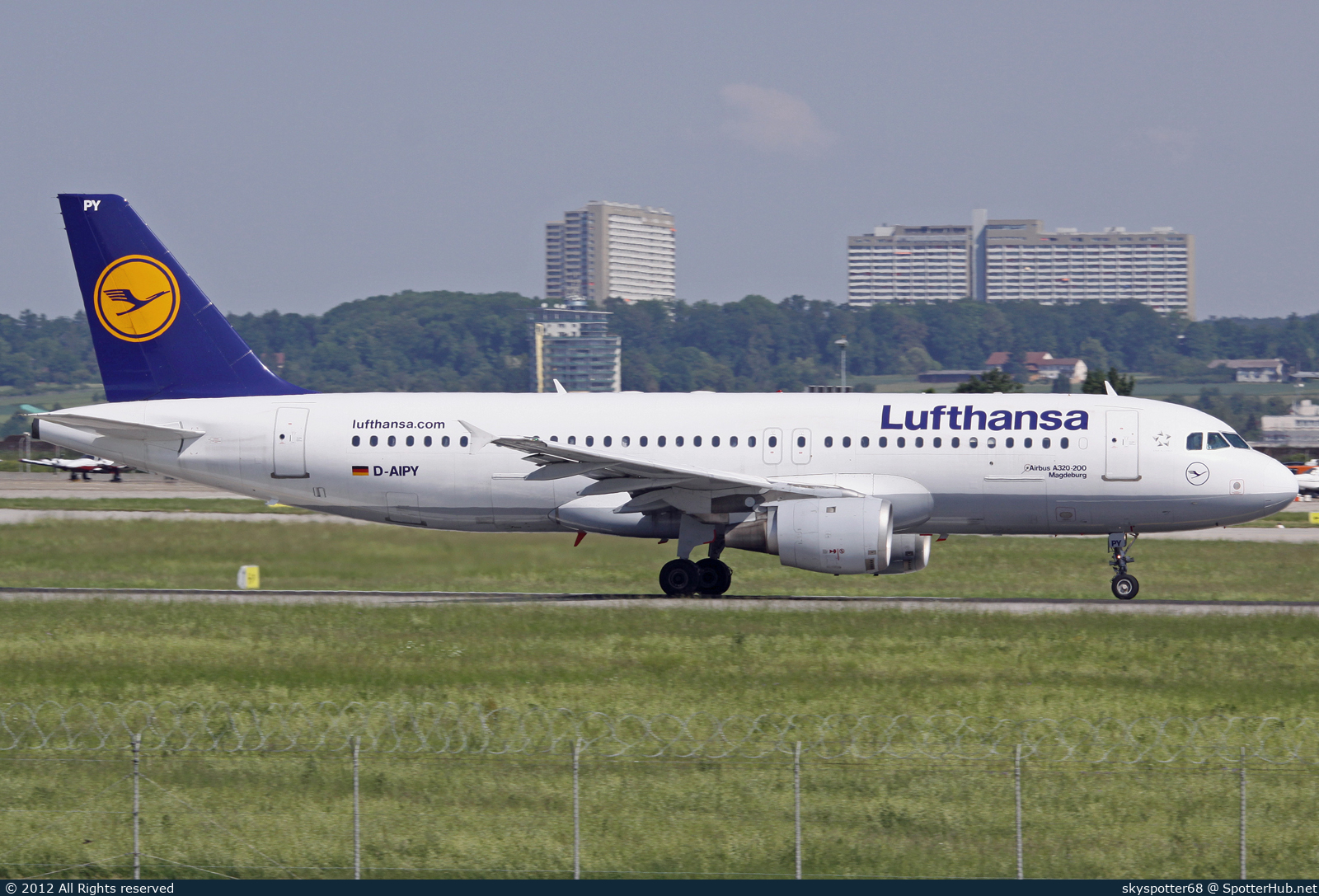 Photo of D-AIPY - Airbus A320-211 operated by Lufthansa